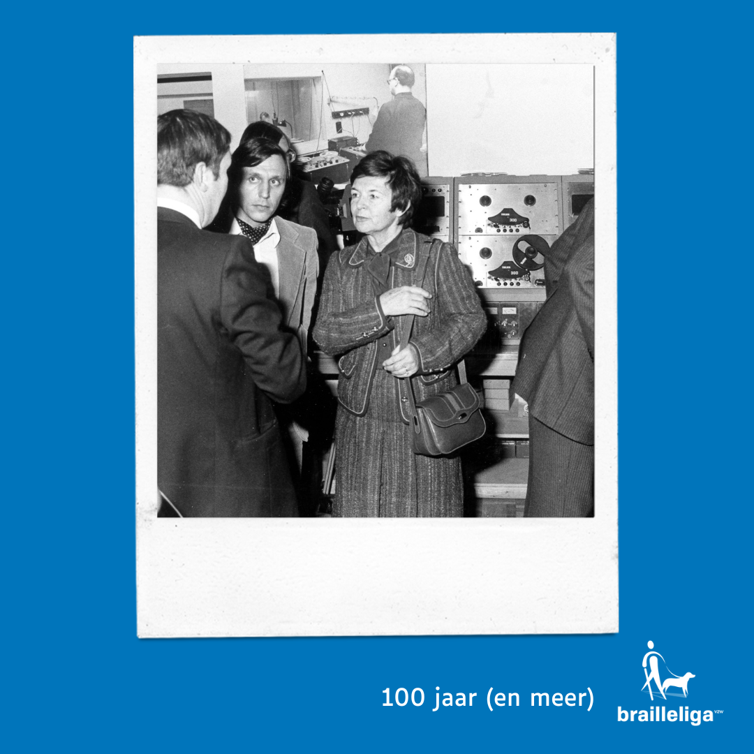 Foto van de inhuldiging in 1982 van de opnamestudio's voor audioboeken van de Brailleliga door Jean-Paul Herbecq, voorzitter van de Brailleliga, en Cécile Goor-Eyben, staatssecretaris van het Brussels Hoofdstedelijk Gewest.